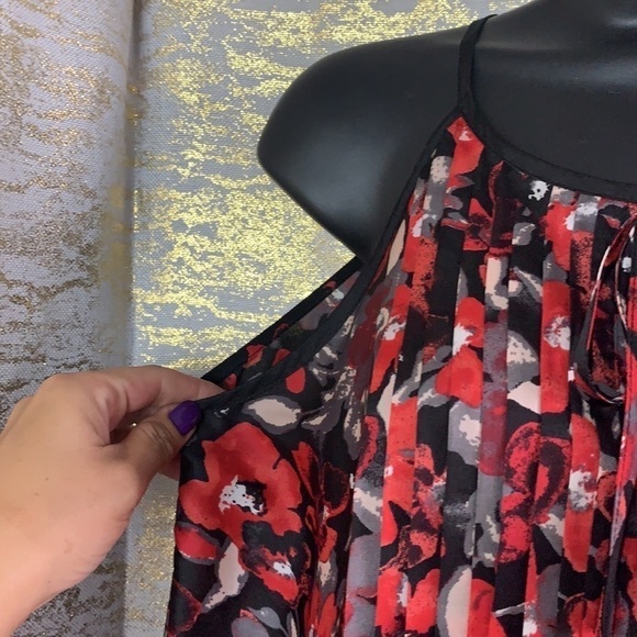 Chic by Jacob Sleeveless Floral Satin/Pleated Top Size P/S - Picture 3 of 11